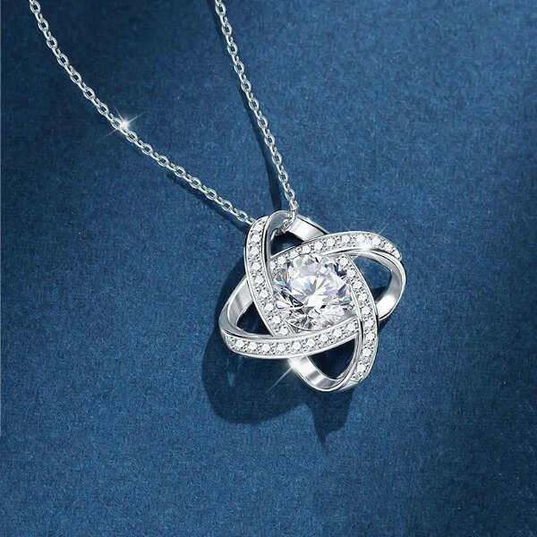 Layona - Necklace with a mesmerizing pendant