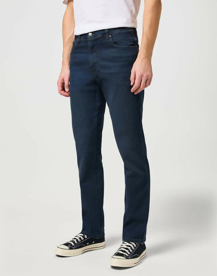 WRANGLER SLIM MEDIUM STRETCH IN BRUISED RIVER JEANS